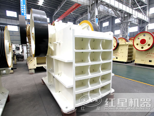 顎式破碎機(jī)近圖