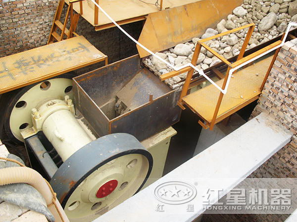 顎式破碎機(jī)生產(chǎn)現(xiàn)場(chǎng)