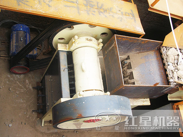 顎式破碎機(jī)加工大理石現(xiàn)場圖