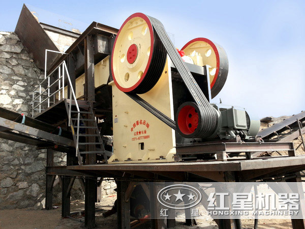 顎式破碎機(jī)破碎現(xiàn)場