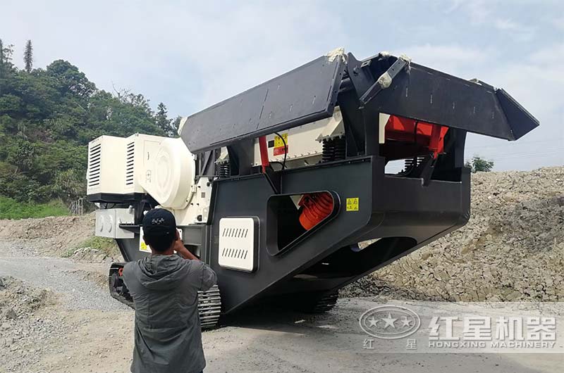 履帶顎式移動(dòng)破石機(jī)現(xiàn)場(chǎng)二