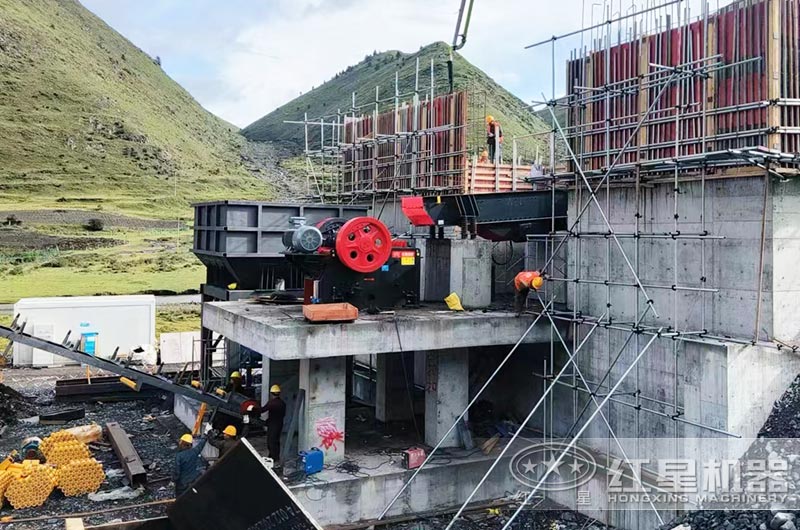 鄂式破碎機工作現(xiàn)場圖片