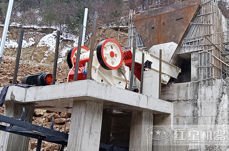 顎式破碎機(jī)工作現(xiàn)場圖片