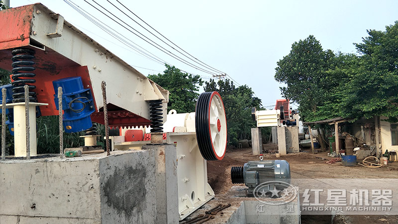 小型石子加工設(shè)備客戶需求增加，現(xiàn)場(chǎng)安裝中