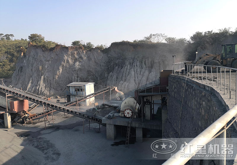 錘式破碎機(jī)組成的一套石子粉碎生產(chǎn)線