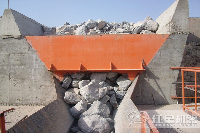 打花崗巖的機(jī)器一小時(shí)產(chǎn)量1000噸多少錢？含現(xiàn)場(chǎng)視頻