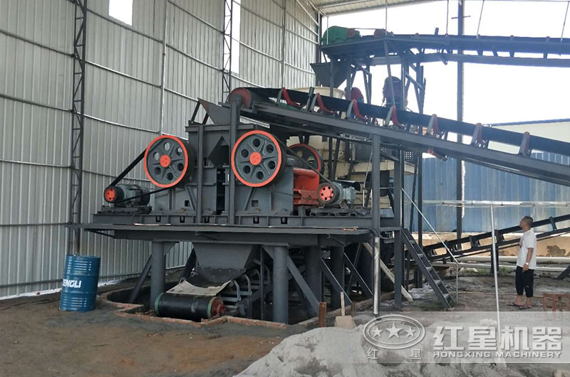 石子機(jī)工作現(xiàn)場(chǎng)，采用技術(shù)先進(jìn)，環(huán)保效果顯著