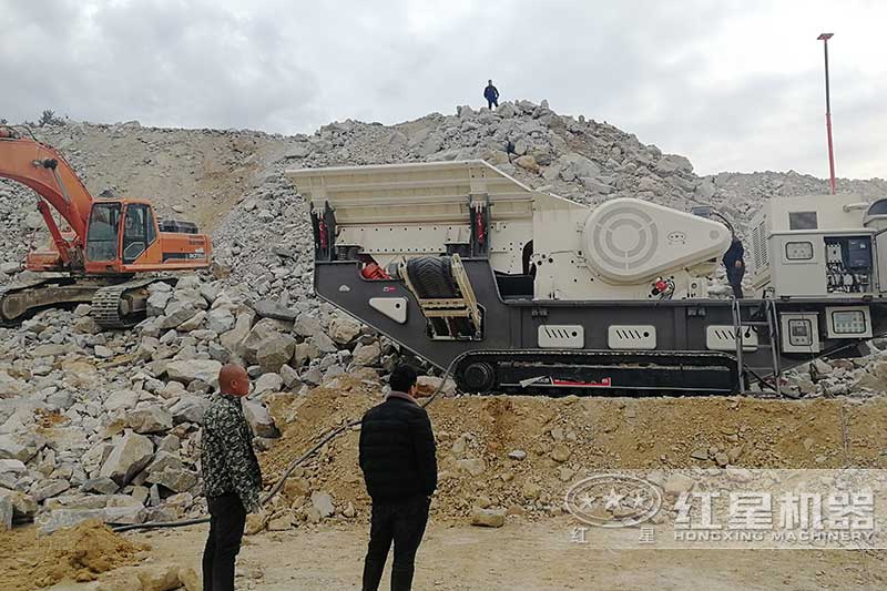 履帶顎式移動(dòng)破石機(jī)現(xiàn)場(chǎng)三