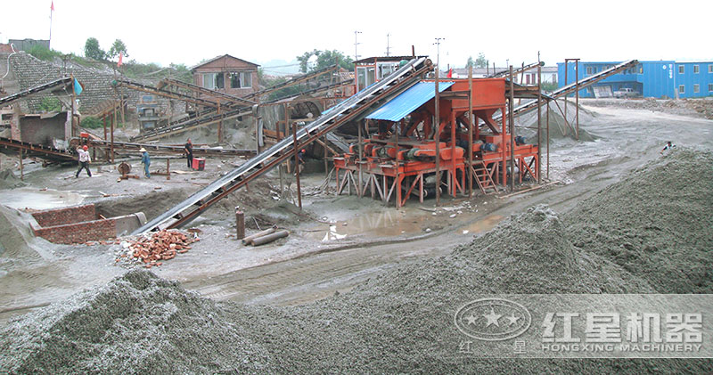 這套小型制砂機(jī)配置多臺對輥破，費(fèi)用50萬左右