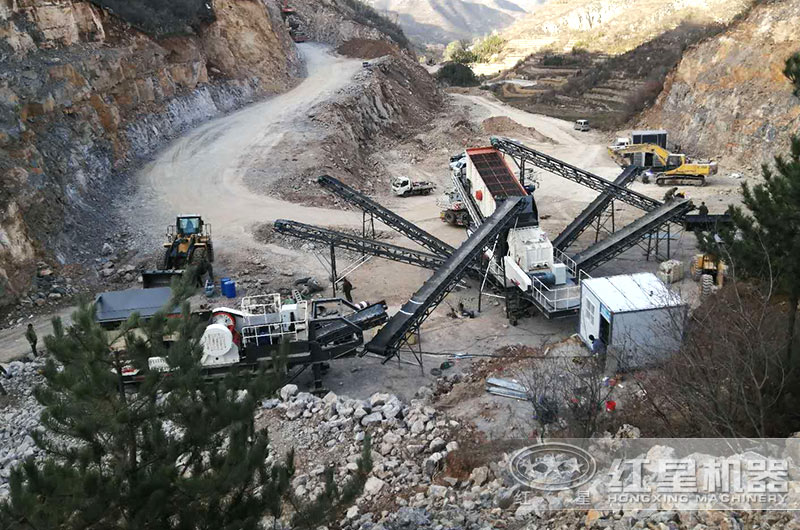 移動(dòng)破碎機(jī)多機(jī)聯(lián)合作業(yè)現(xiàn)場(chǎng)，更適合復(fù)雜地形