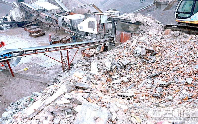 輪胎式粉碎機(jī)處理渣土很給力，現(xiàn)場圖了解一下