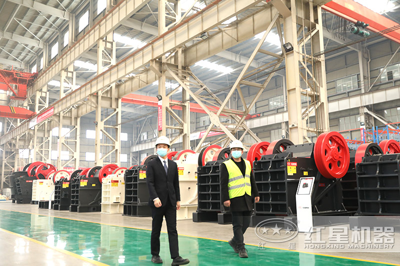 紅星機(jī)器提供全套石子粉碎機(jī)，客戶來(lái)考察