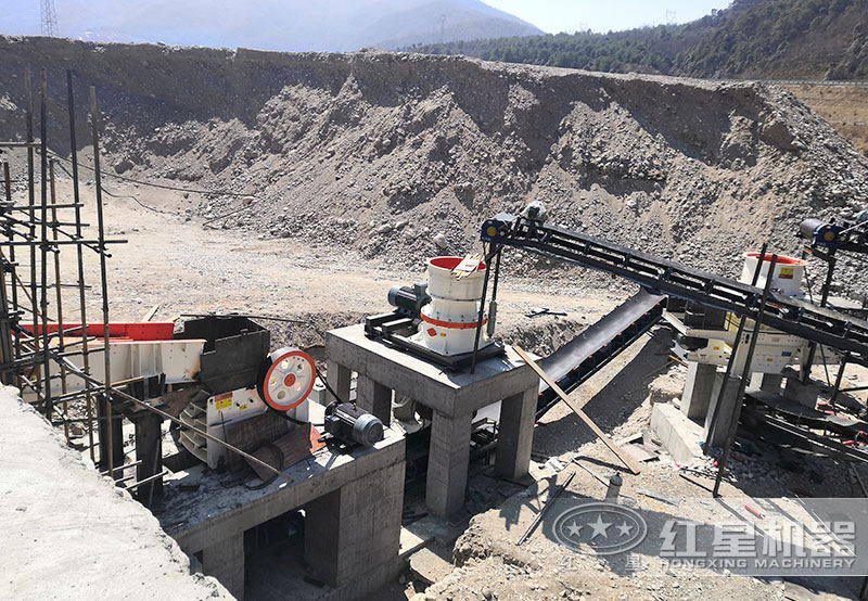 石料制沙生產(chǎn)線現(xiàn)場，一噸石頭可出0.8方砂子