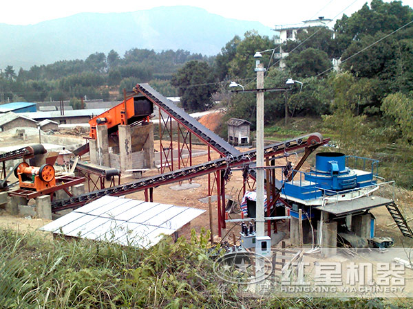 沖擊式破碎機作業(yè)現(xiàn)場