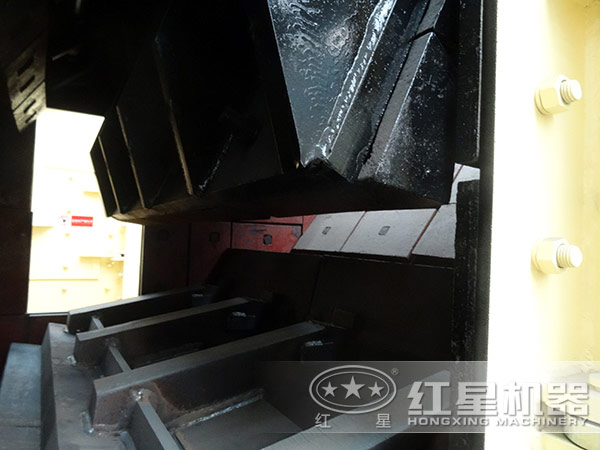 反擊式破碎機(jī)結(jié)構(gòu)內(nèi)部圖