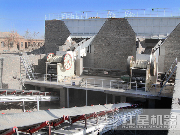 顎式破碎機(jī)現(xiàn)場(chǎng)圖