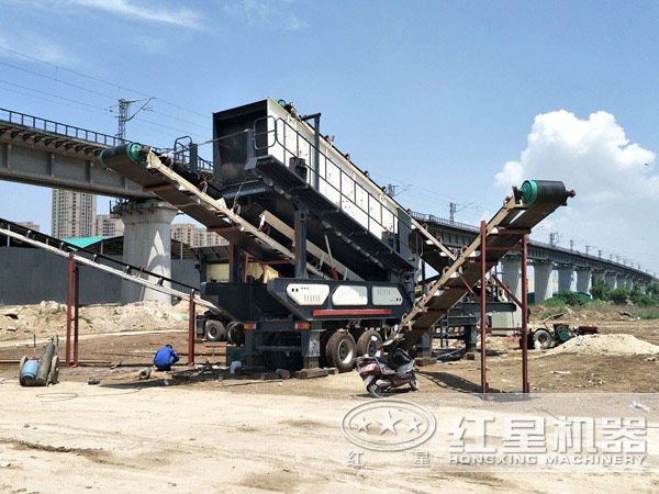 移動(dòng)式破碎機(jī)現(xiàn)場