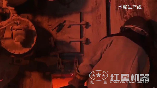 回轉(zhuǎn)窯工人點(diǎn)火操作