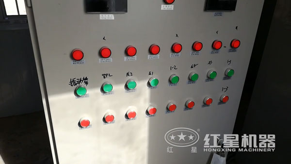 移動(dòng)碎石機(jī)控制室