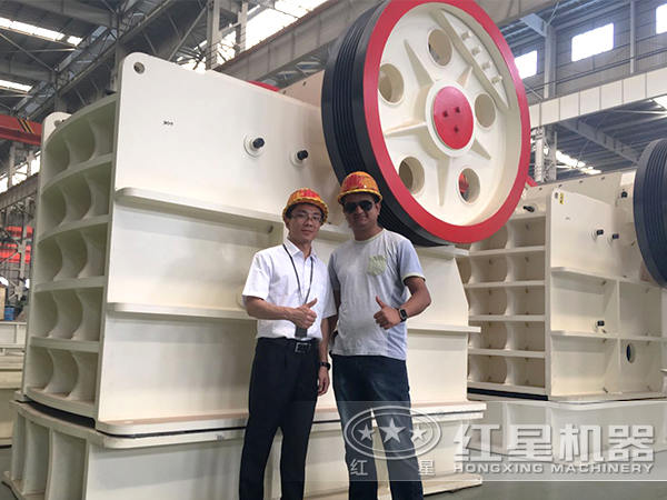 紅星客戶顎式破碎機(jī)車間留影