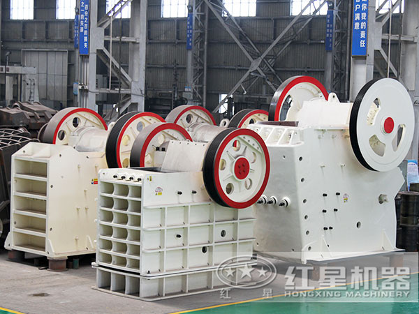 不同規(guī)格的小型碎石機(jī)車(chē)間展示