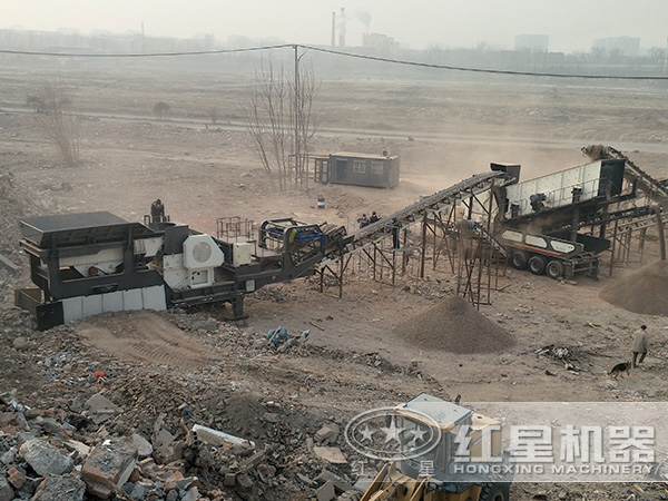 移動(dòng)式破碎機(jī)建筑垃圾現(xiàn)場