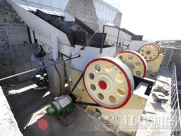 顎式破碎機(jī)現(xiàn)場(chǎng)實(shí)拍