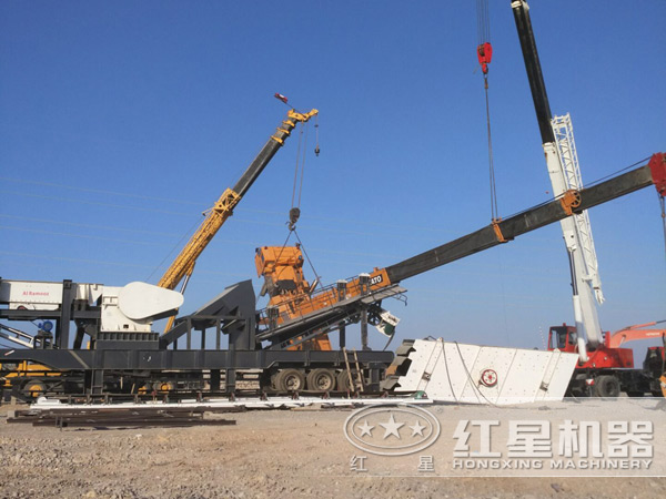 石灰石車載移動碎石機生產現(xiàn)場