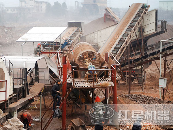 移動式建筑垃圾破碎車工作現(xiàn)場