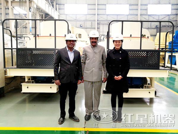 河卵石制砂機(jī)客戶來訪留影