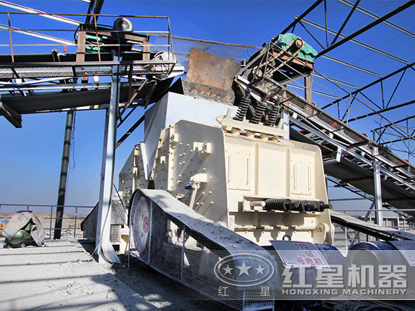 玄武巖反擊式破碎機(jī)生產(chǎn)現(xiàn)場(chǎng)