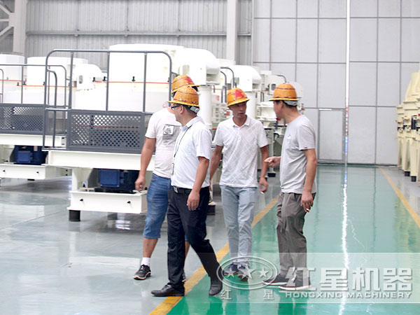 客戶來訪紅星制砂機(jī)車間