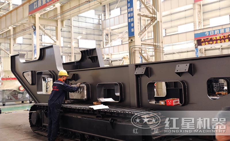 紅星履帶式移動(dòng)破碎站車間