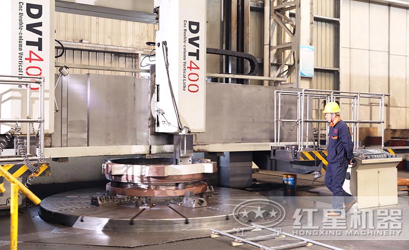 車(chē)間老師傅正在緊盯加工