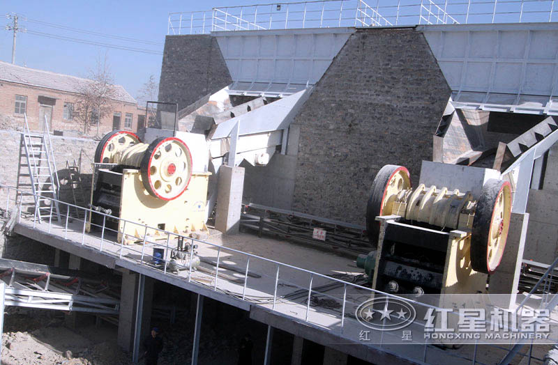 青石破碎現(xiàn)場之46破碎機(jī)