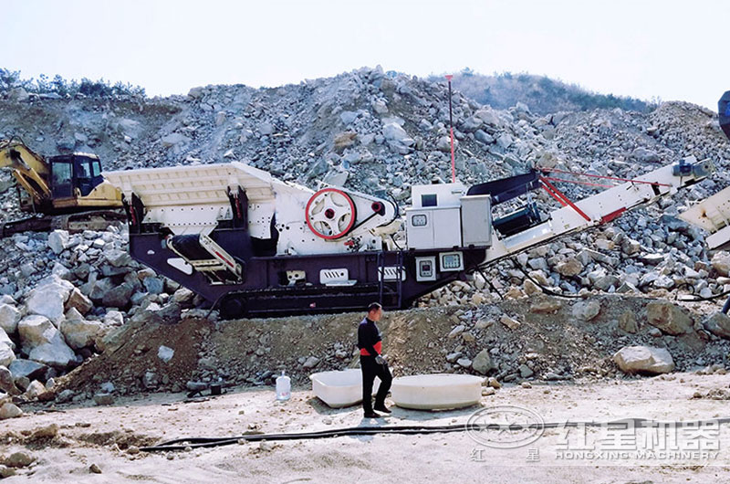 移動(dòng)粉碎機(jī)生產(chǎn)現(xiàn)場