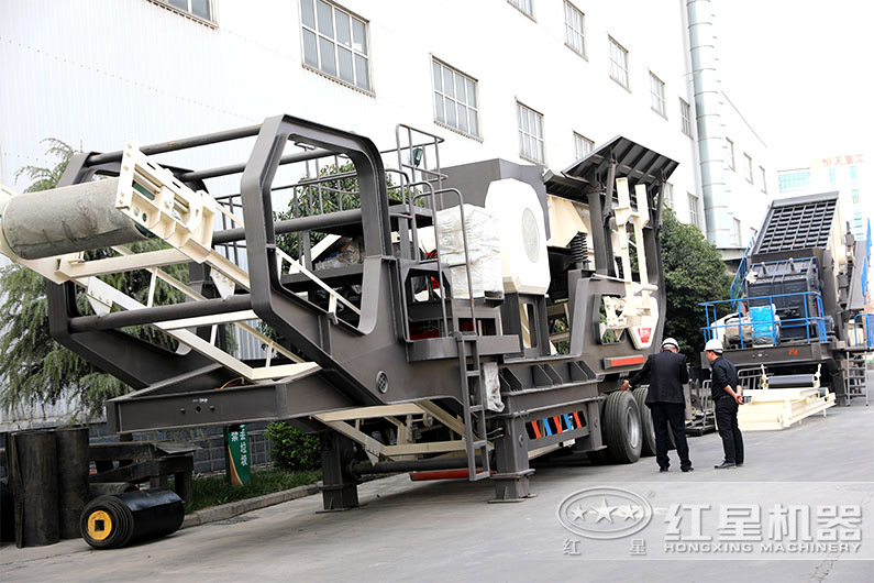 客戶參觀輪胎移動(dòng)式石子破碎機(jī)
