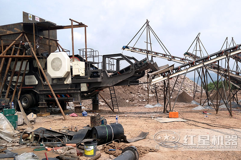 移動(dòng)鄂式石頭磨砂機(jī)安裝現(xiàn)場有條不紊