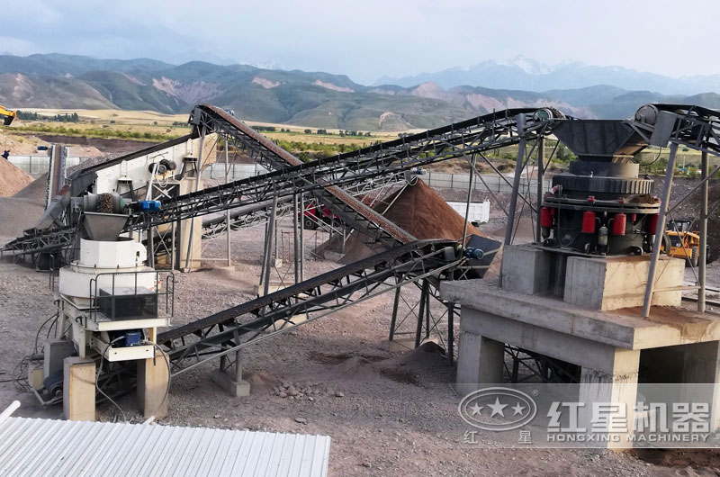 全液壓圓錐破碎機(jī)和VSI制砂機(jī)現(xiàn)場合影