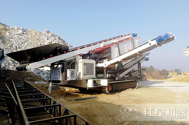 履帶式石子粉碎機(jī)現(xiàn)場