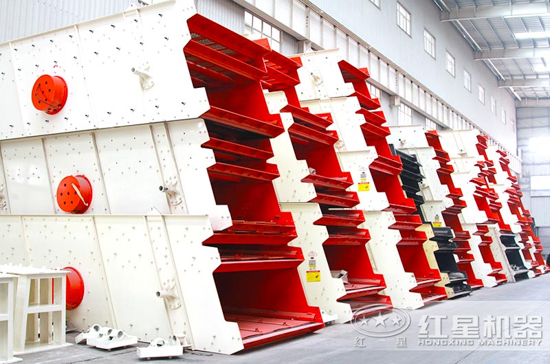 客戶預(yù)定的大量圓振動(dòng)篩等待發(fā)貨