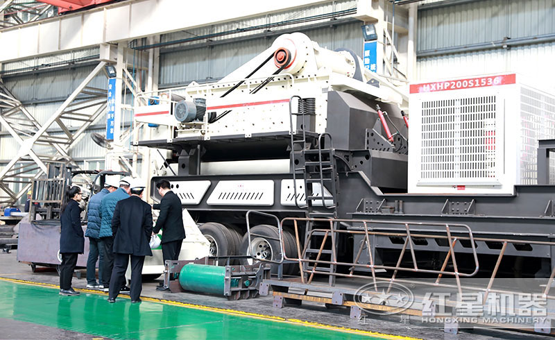 客戶參觀移動破碎機(jī)加工車間