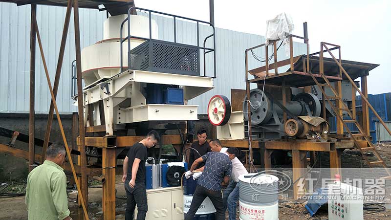 細(xì)顎破與制砂機(jī)安裝現(xiàn)場(chǎng)