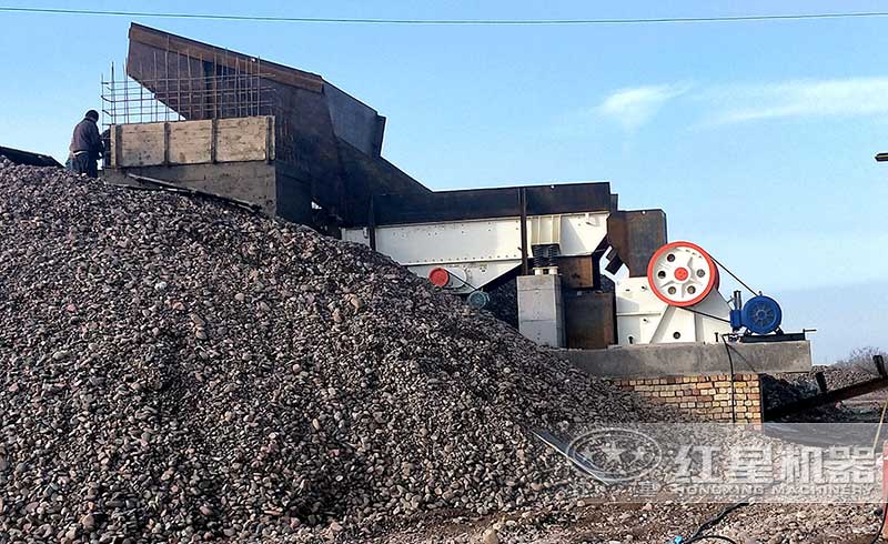 顎式破碎機設備現(xiàn)場