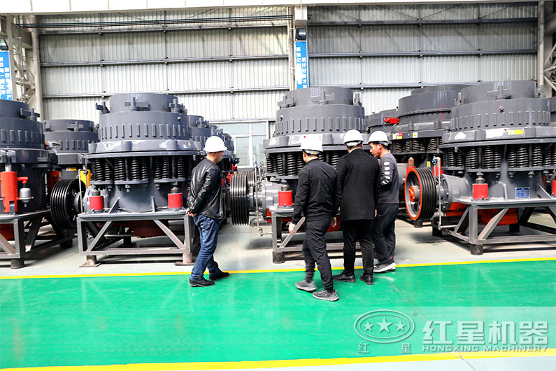 客戶參觀復(fù)合型圓錐破碎機