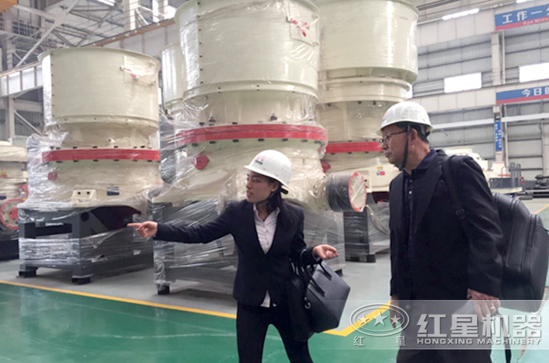 客戶考察紅星圓錐破碎機(jī)車間