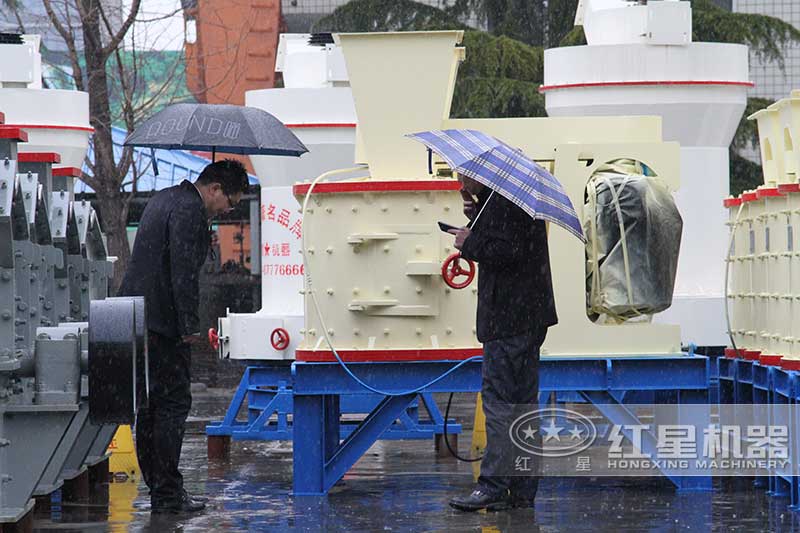 客戶來(lái)廠考察復(fù)合式破碎機(jī)