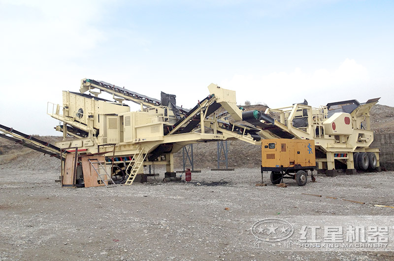 俄羅斯移動式石子粉碎加工現(xiàn)場