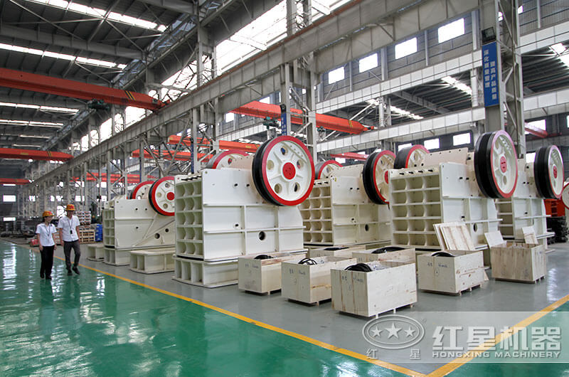 廠家?guī)覅⒂^的顎式破碎機車間