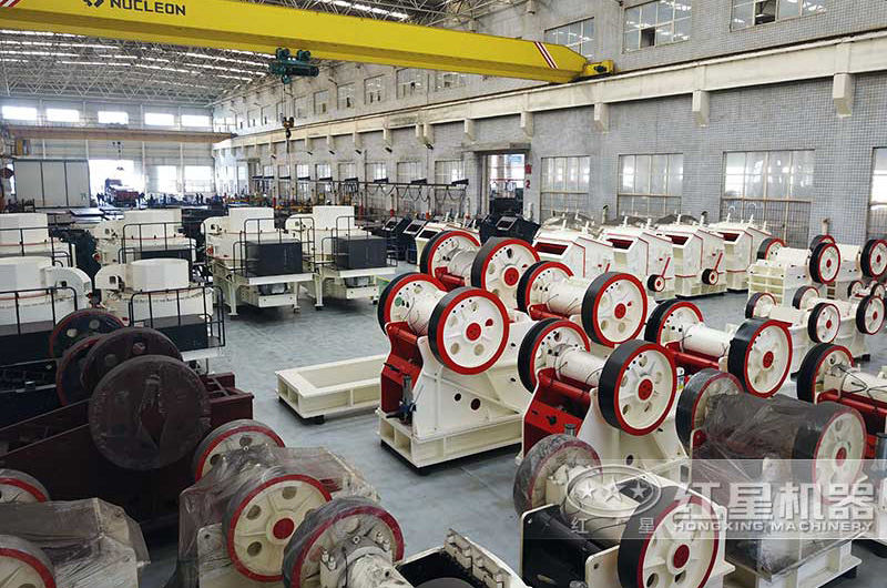 時(shí)產(chǎn)300噸左右的制砂機(jī)設(shè)備堆滿車間